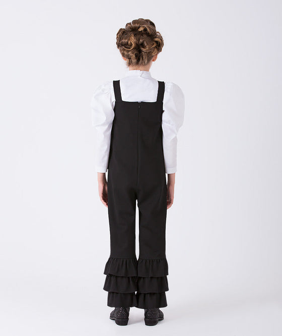 elegant black jumper and en ecru blouse with balloon sleeves